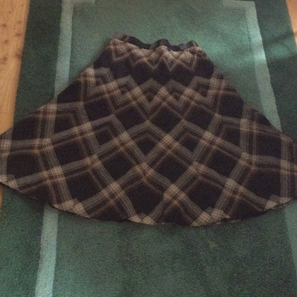 Highland Queen, Grand Bourgogne, Wool, plaid A lined, closed zipper back, Size 8